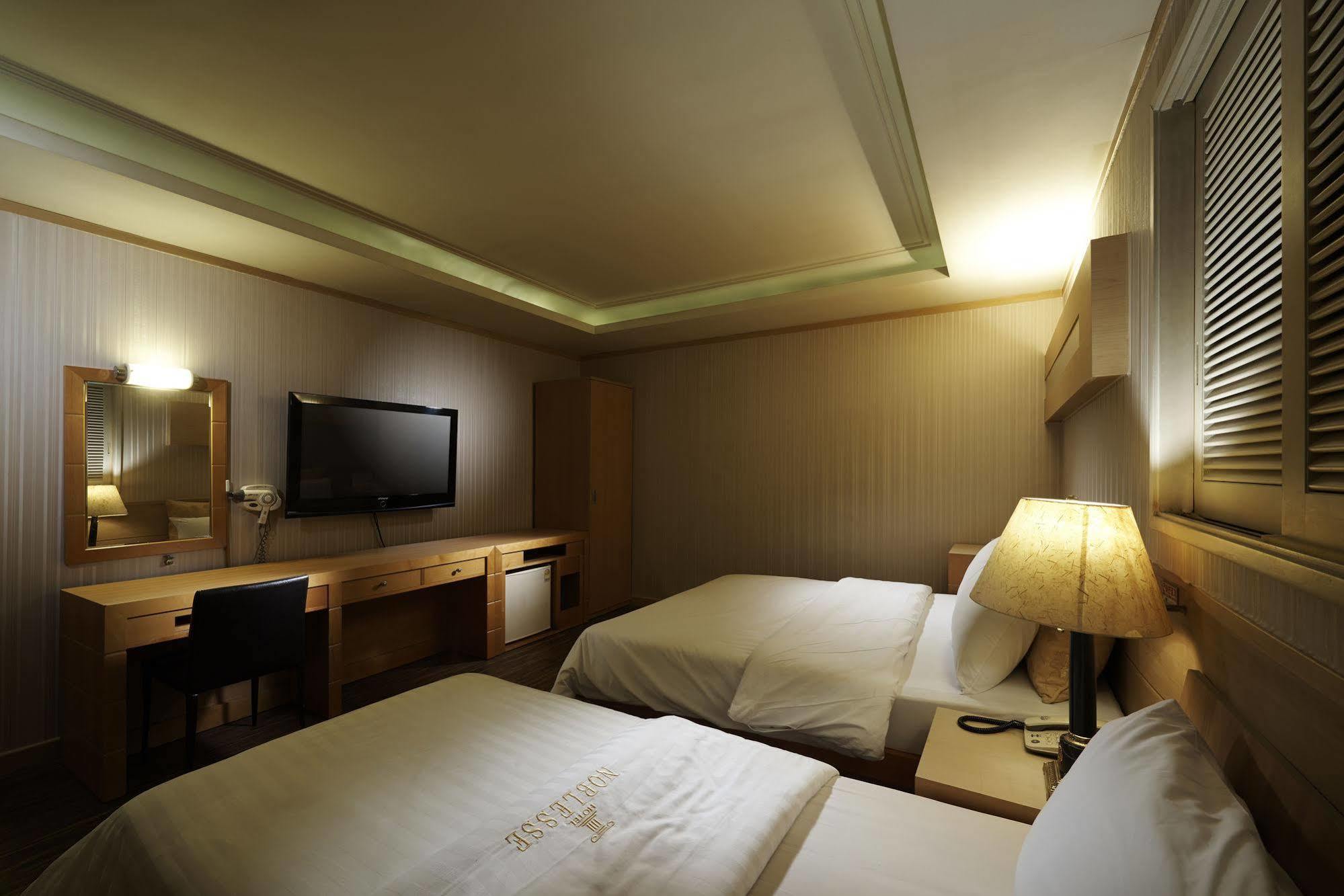 Hotel Noblesse, Yeoksam Сеул Экстерьер фото