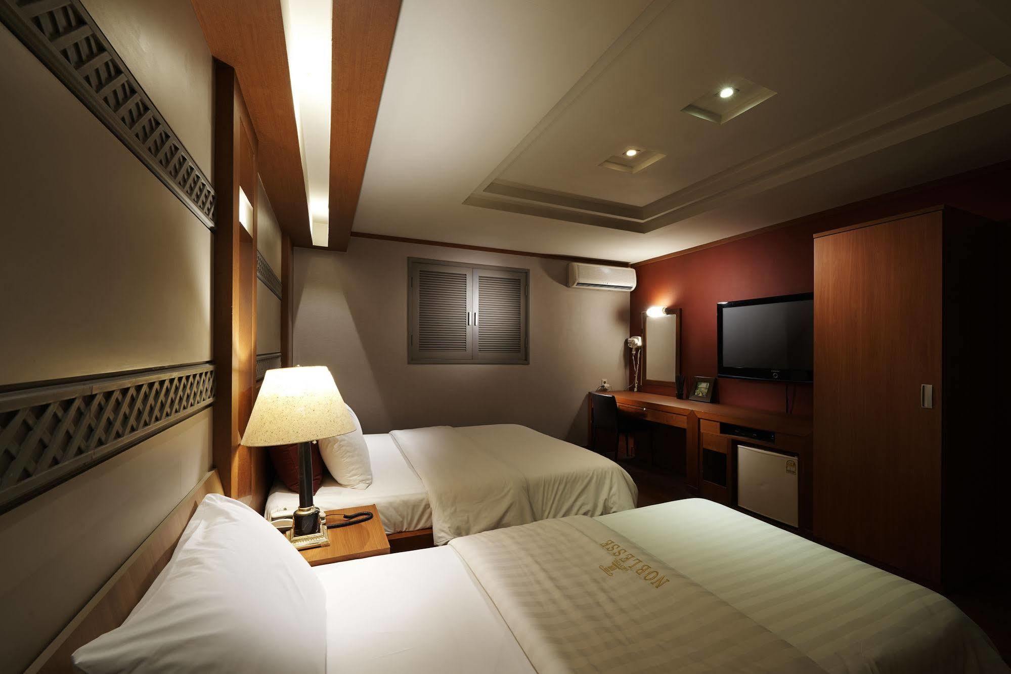 Hotel Noblesse, Yeoksam Сеул Экстерьер фото