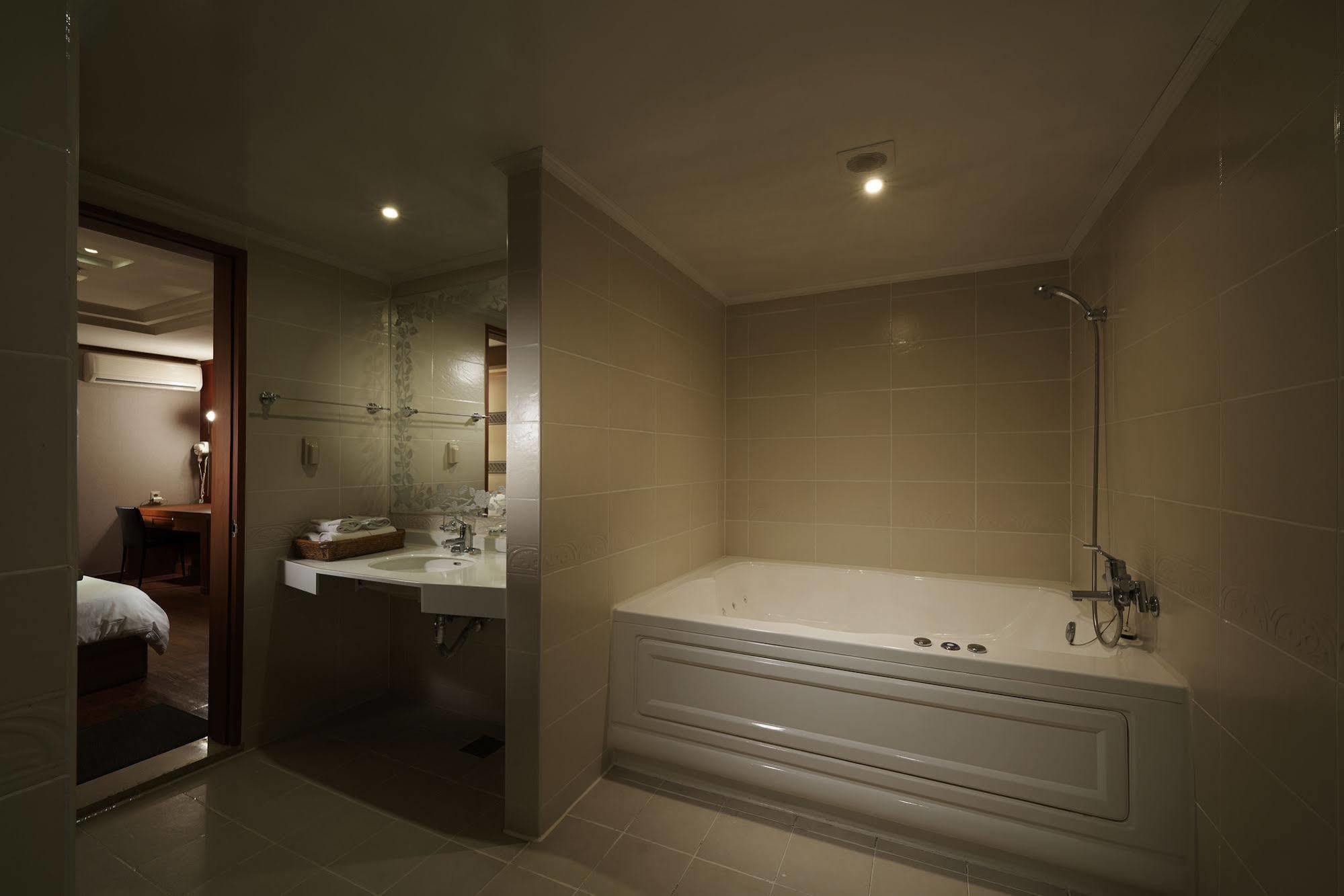 Hotel Noblesse, Yeoksam Сеул Экстерьер фото